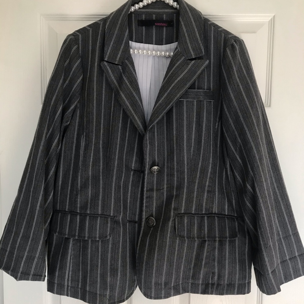 Men’s wear inspired pin stripe boyfriend blazer.